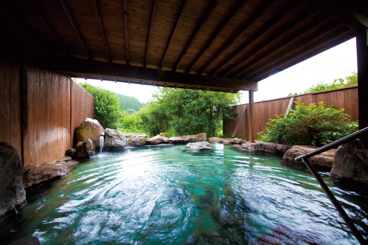 由布院 月燈庵(ゆふいん月燈庵)山林中的露天溫泉浴池