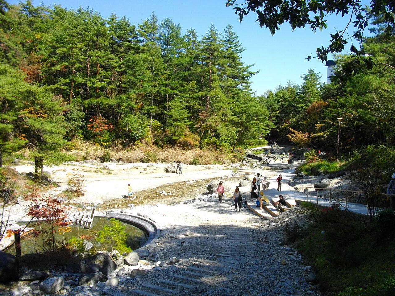 草津西之河原公園景觀，顯示永田屋所在草津溫泉西側步行環境
