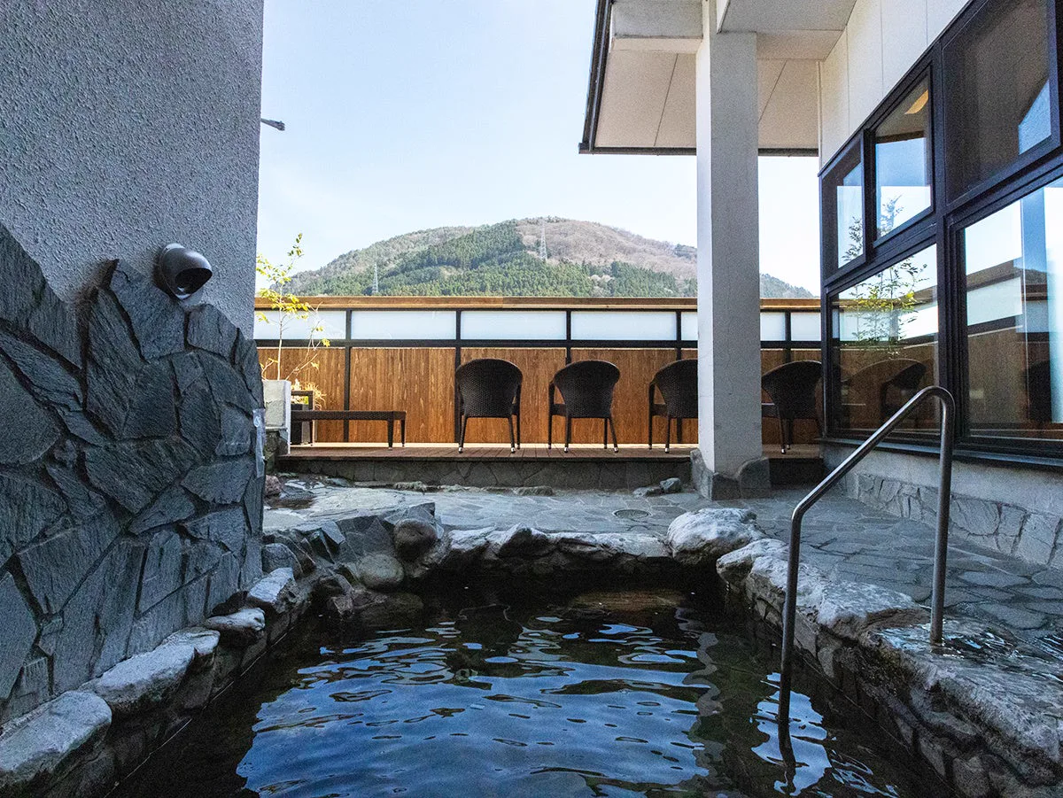 水沼之湯大浴場外浴池與山景休息空間