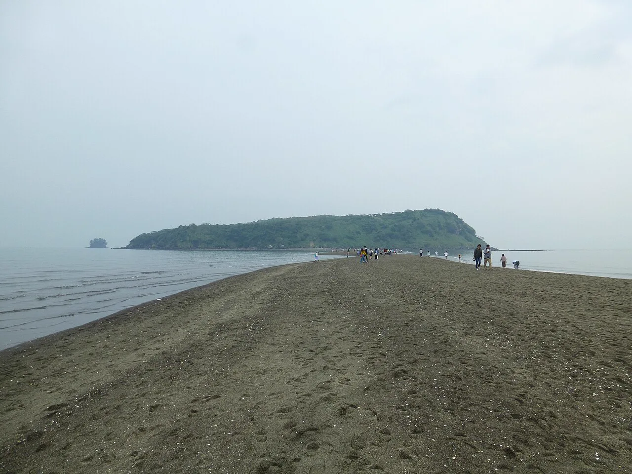 知林(ヶ)島與退潮時出現的砂州,砂路只在特定潮汐與安全海況下可通行
