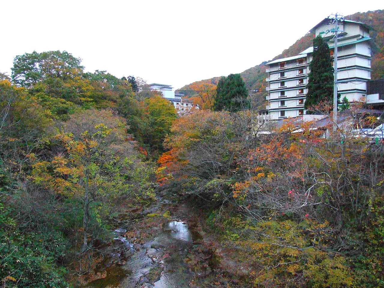 作並溫泉山谷與廣瀨川沿岸的溫泉旅館景觀