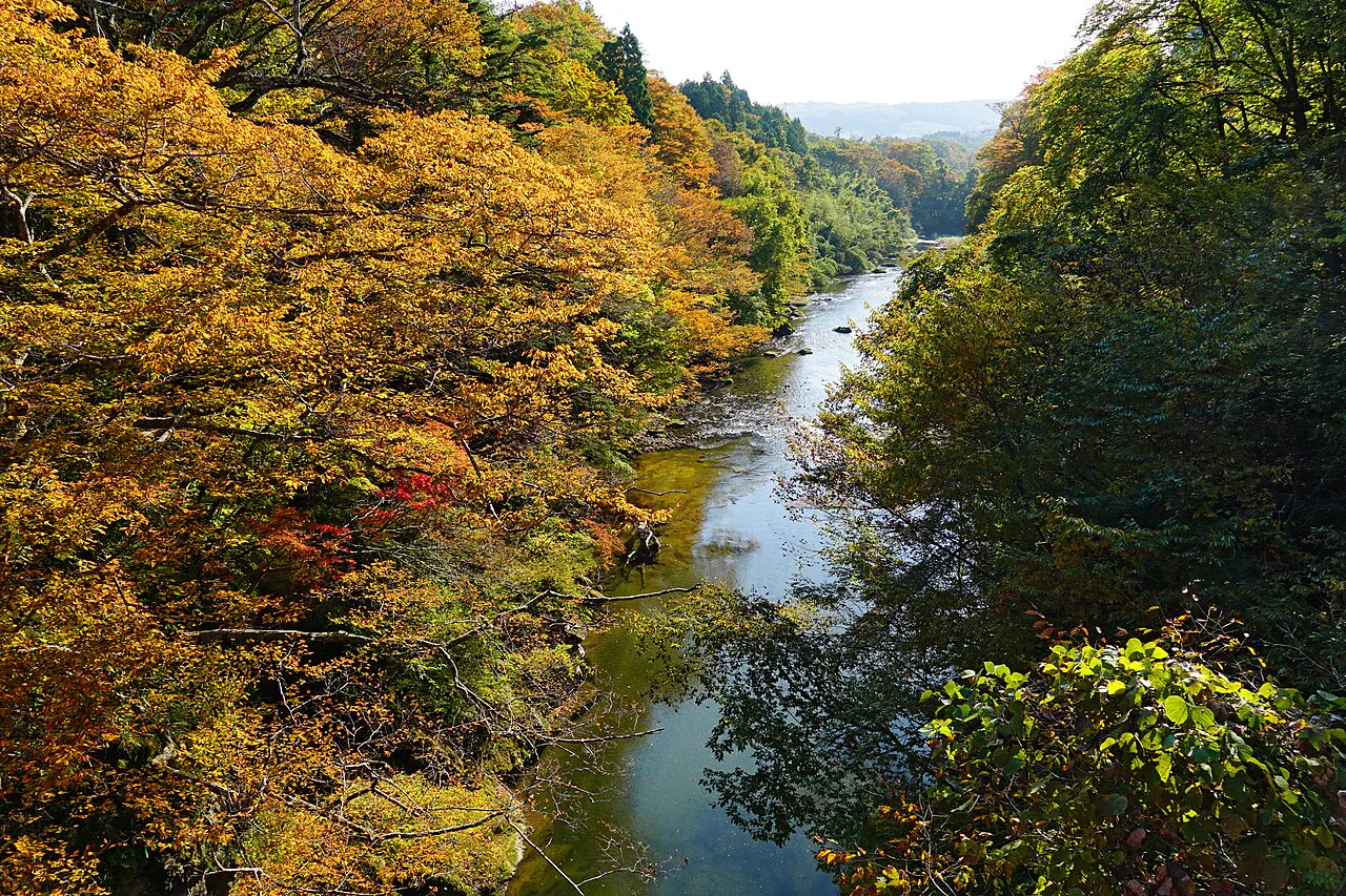 秋保溫泉一帶名取川河谷與秋季山景