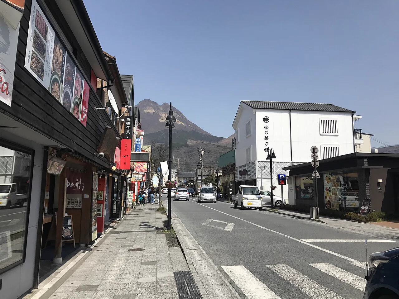 由布院站附近由布見通與由布岳