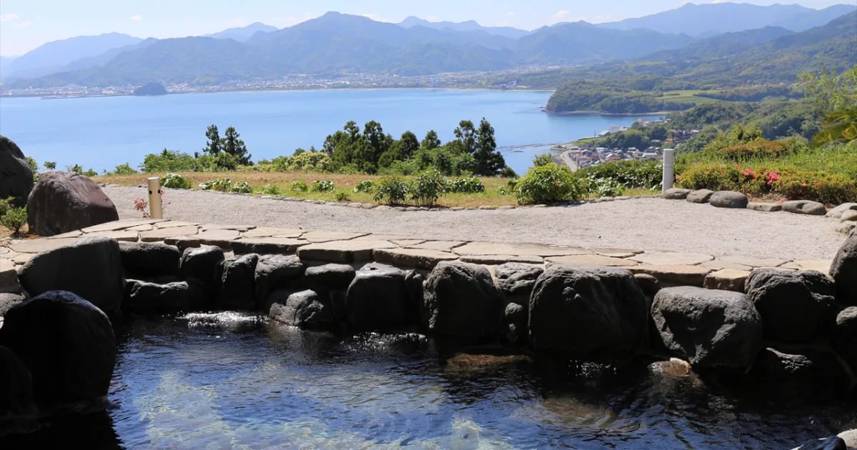 山口黄波戸溫泉交流中心值得去嗎?2026成人¥400(約 HK$20/NT$81)、海景露天、31.2°C低溫泉與交通攻略