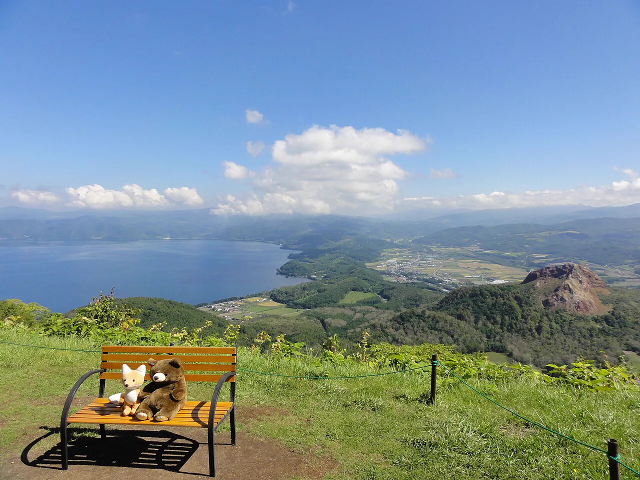 從有珠山景觀洞爺湖與昭和新山,展示洞爺湖溫泉街之外另一條主要觀光交通軸