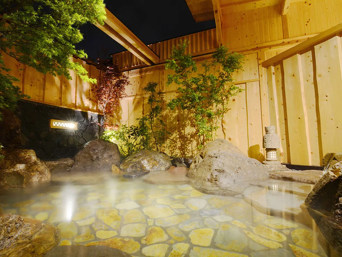 本館住客可使用的私人包場大露天浴池「鬼石」,約45㎡並採自由入浴制
