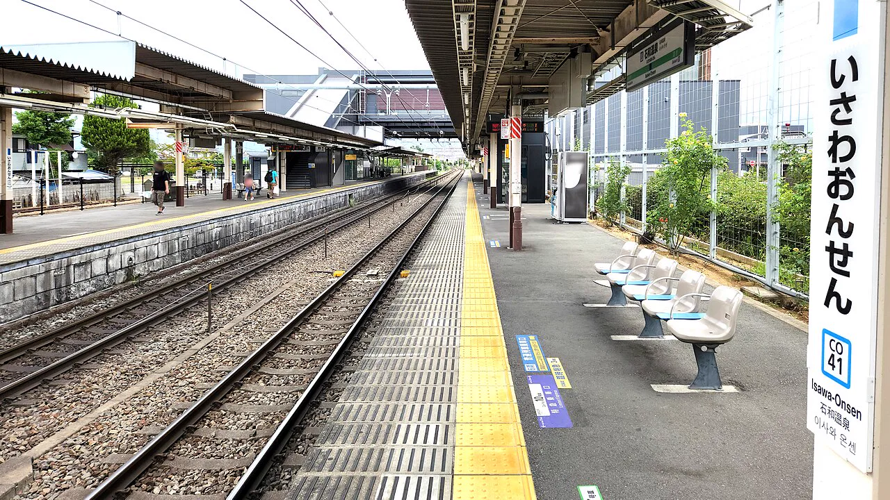 JR石和溫泉站中央本線月台,適合以鐵路安排石庭下午日歸的旅客
