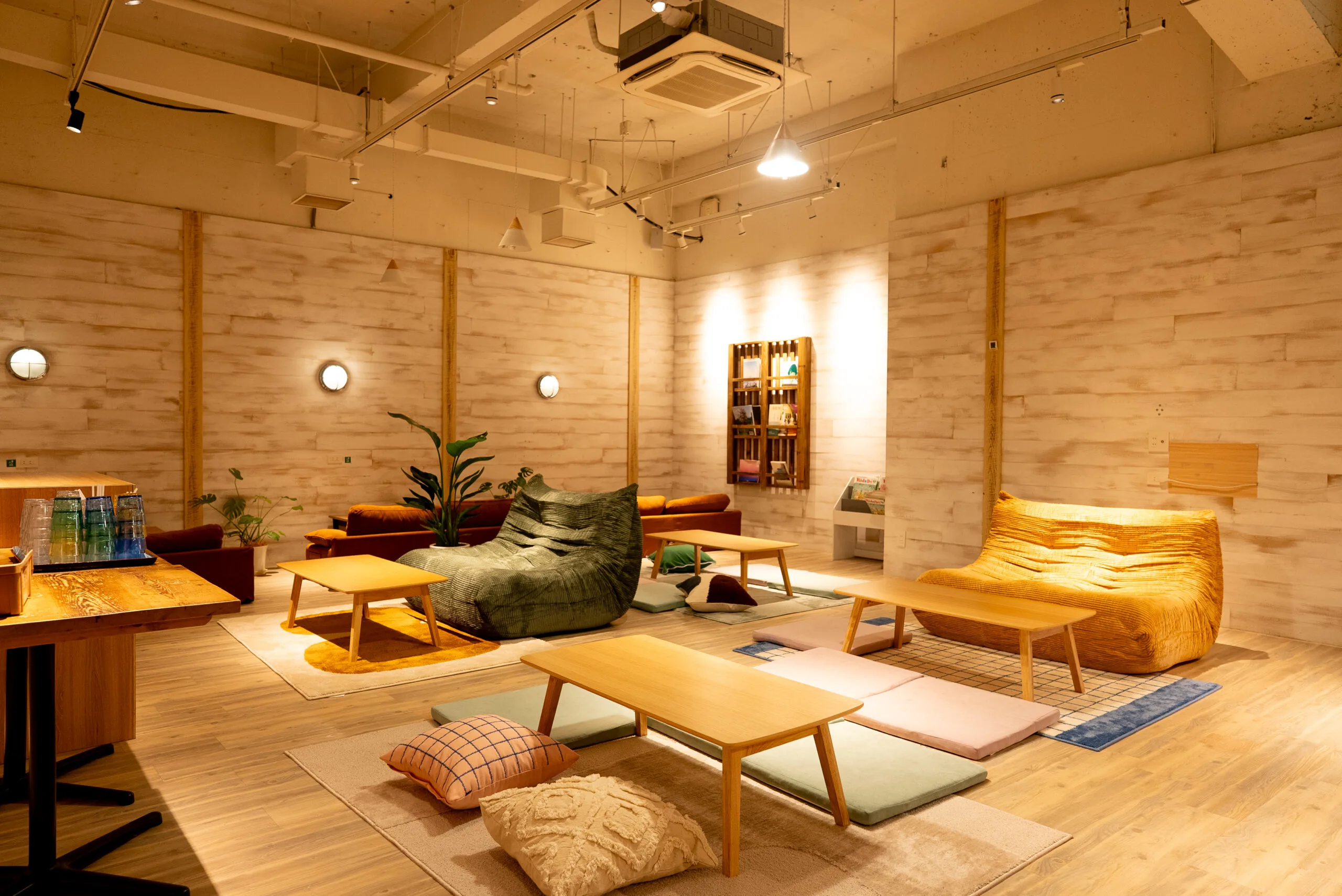 2026年7月更新後的成人café lounge，設計給用餐、聊天與較長時間停留