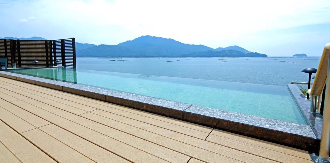 宮濱(グランドホテル)屋頂展望露天浴池(マルミエロテン),使用宮濱天然溫泉但採加溫加水與過濾循環