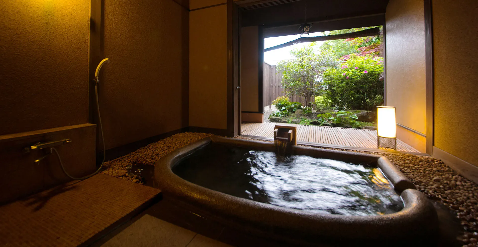 別邸(はる)樹貸切浴池(なでしこ)的石造私人溫泉浴池