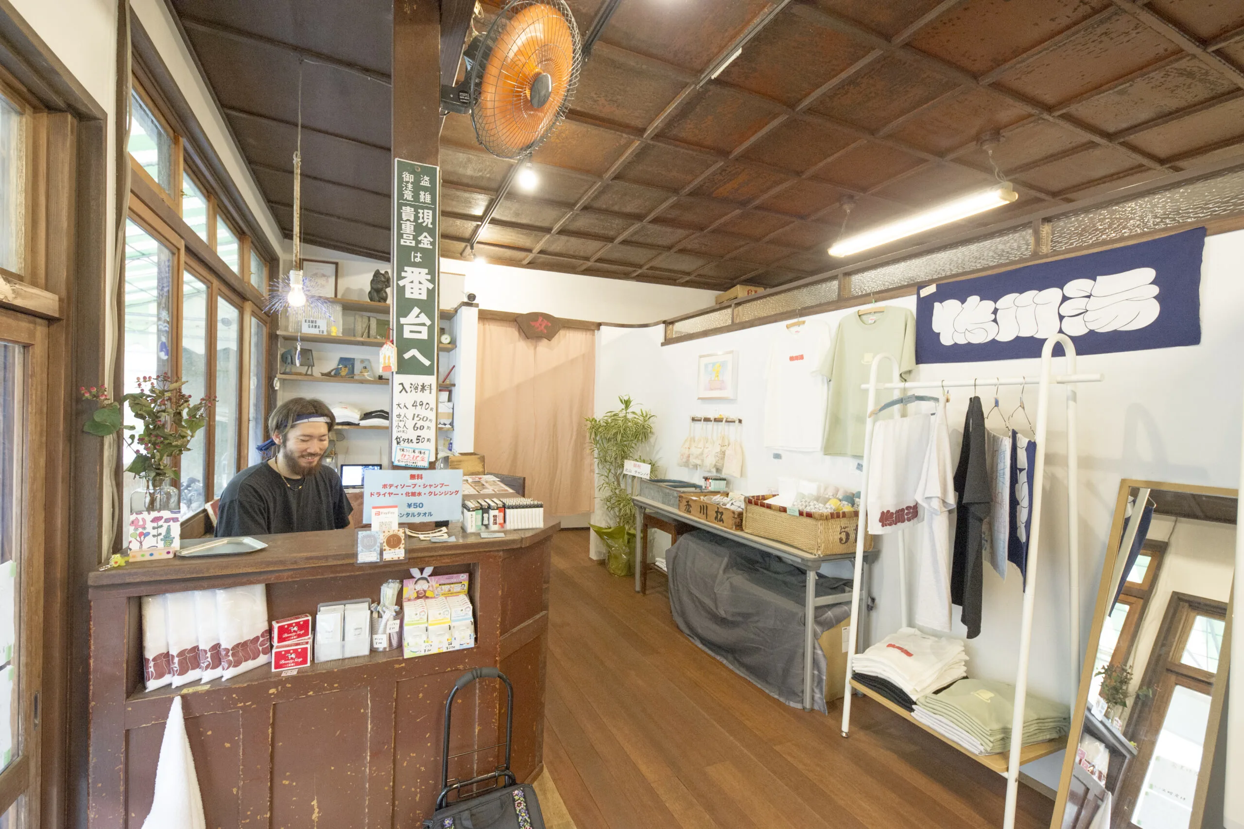 鴨川湯共同待合與櫃檯空間,浴後可在同一區域等同行者、買飲料或查看原創商品