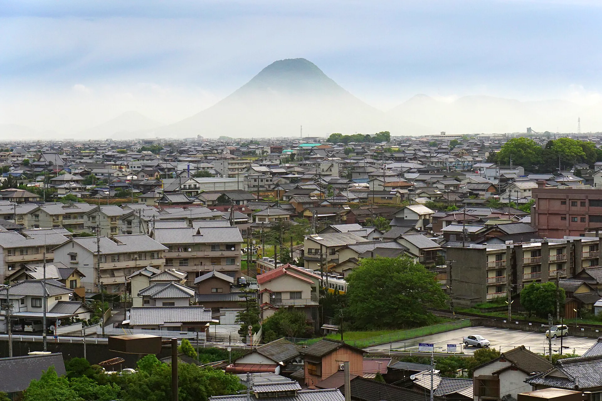 從琴参閣所在區域俯瞰琴平町街景與周邊山景