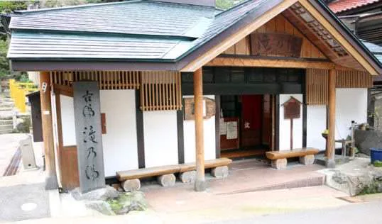 JR鳴子溫泉站外觀，住宿客安排朝湯與晚湯時最重要的步行交通核心