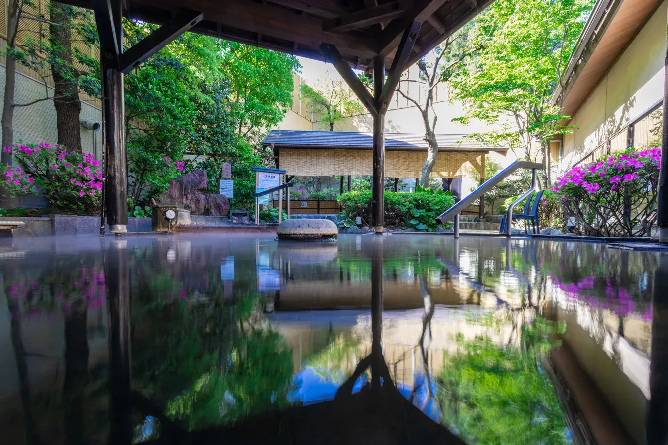 前野原溫泉(さやの)湯處的露天天然溫泉與庭園景觀