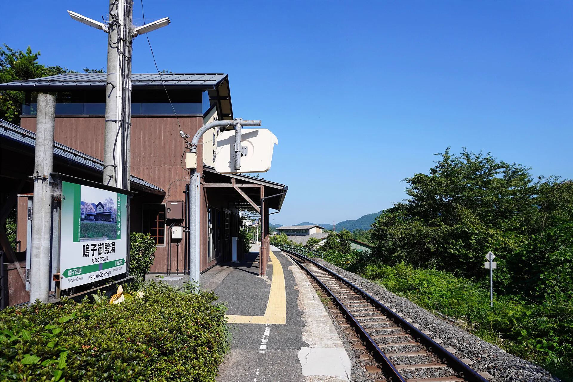 JR鳴子御殿湯站月台；東鳴子位於鳴子溫泉站以東的正常JR區間，連住時可把外出縮成短程鐵路，而不用每天處理中山平方向的代行巴士