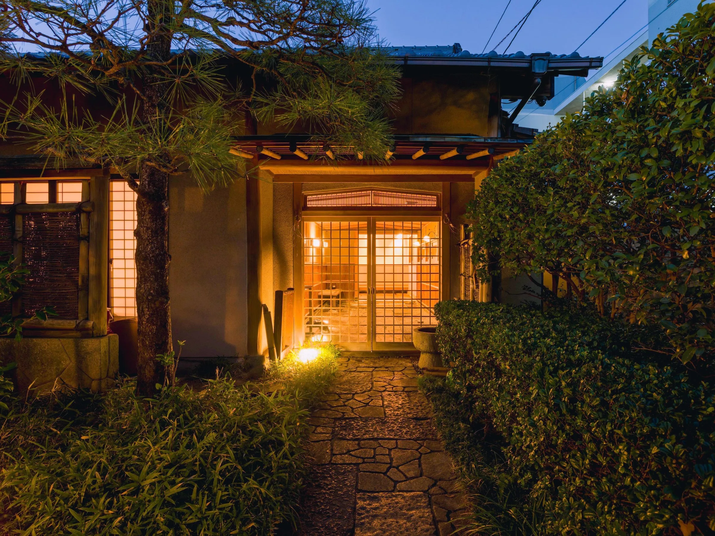 割烹旅館（ゆめさき）夜間入口與數寄屋風格庭園，呈現小型傳統旅館的低密度住宿氛圍
