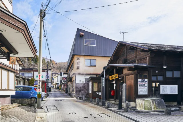 藏王溫泉下湯共同浴場與溫泉街，住宿客可以使用早上六點至晚上十點的長時間窗