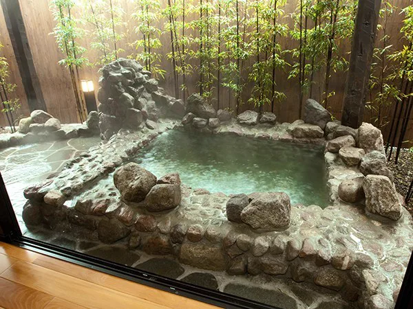 徳之宿(ふぶ)庵和徳平屋客房的半露天岩浴池