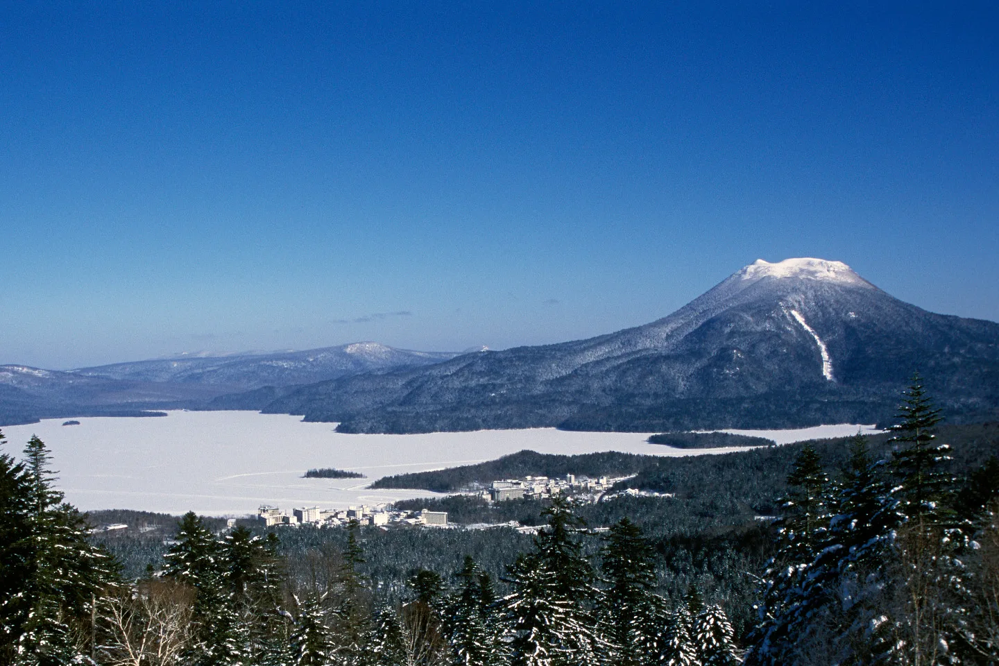 阿寒湖溫泉冬季值得住嗎?結冰湖、冬華美、雪見泡湯與交通風險一次判斷
