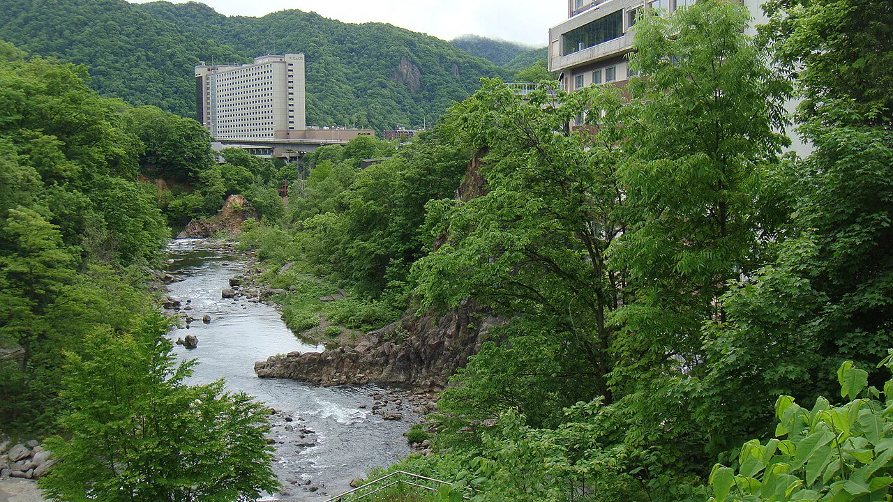 定山溪日歸還是住一晚？用巴士、泡湯與山谷時間帳判斷