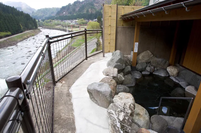 白峰溫泉総湯的岩造露天浴池