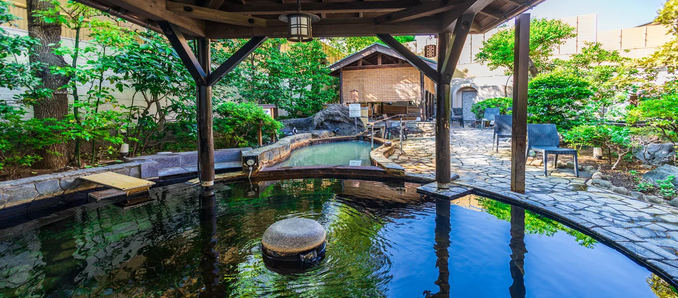 前野原溫泉(さやの)湯處庭園旁露天浴場與綠意景觀