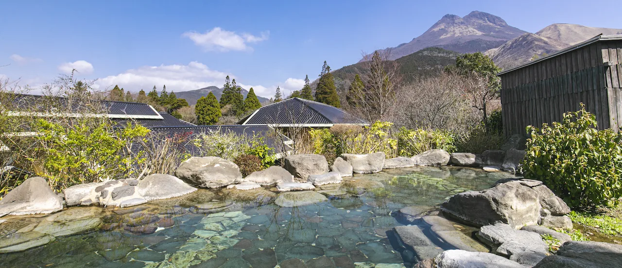 由布院紅葉溫泉旅館怎麼選?梅園、月燈庵、別邸 樹:館內紅葉、露天浴池(露天浴池,設於戶外或半戶外的浴池)與金鱗湖動線