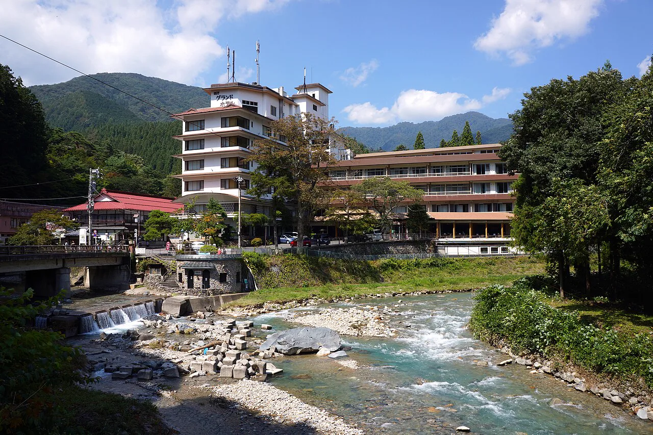四萬溫泉河谷景觀,住宿位置沿四萬川向谷內延伸,不同地區的步行與交通成本並不相同