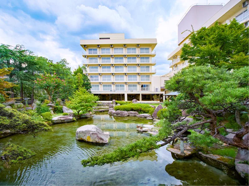 酒店新光庭園與館舍,補充石和溫泉日歸泡湯的設施環境