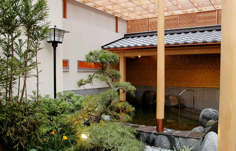 東京染井溫泉 SAKURA 女性露天岩浴池與庭園景觀