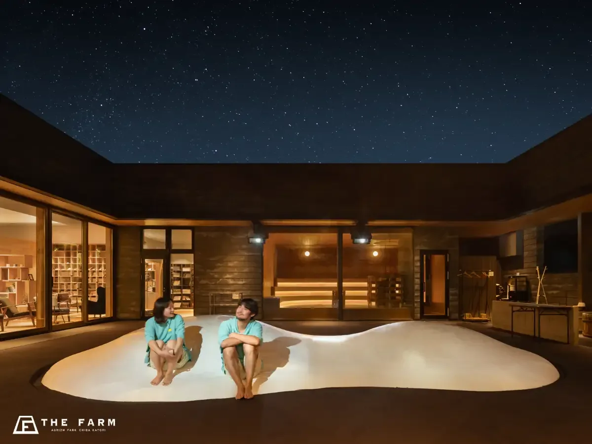 夜間星空下的 泡湯咖啡館 花梨之湯(おふろcafé かりんの湯) Sauna Garden 戶外空間