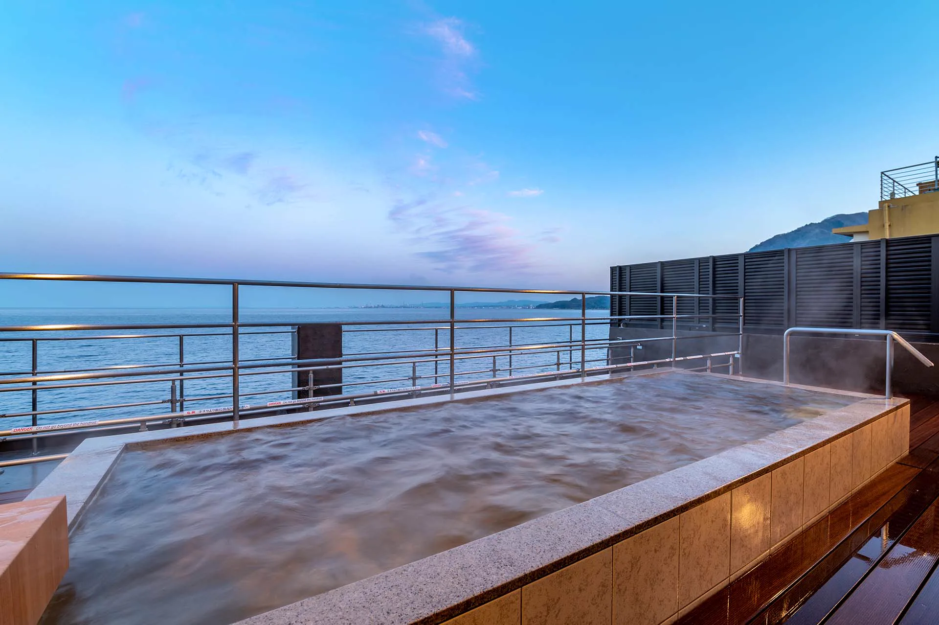 海乃初酒店(海乃ホテルはじめ)最上層朝日之湯展望露天浴池,清晨5時起可面向別府灣泡湯