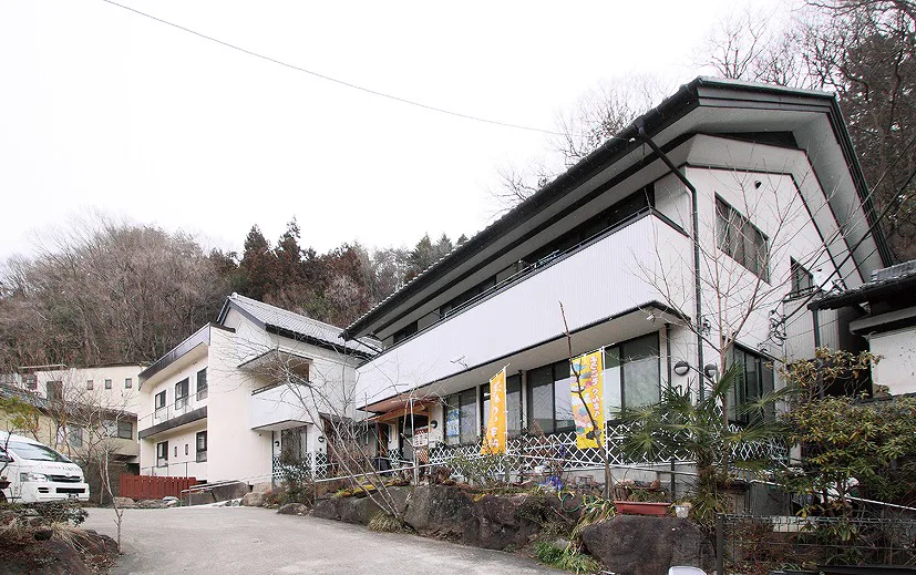 湯宿溫泉 vs 猿(ヶ)京溫泉怎麼選?2026 無車、日歸、掛流、湖景、紋身與低預算比較