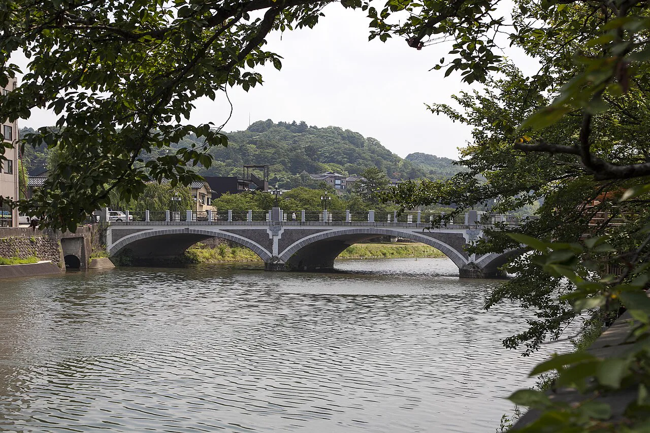 浅之川溫泉湯楽值得去嗎?2026成人¥490(約 HK$25/NT$100)、兩口泉源掛流、免費桑拿與金澤無車攻略