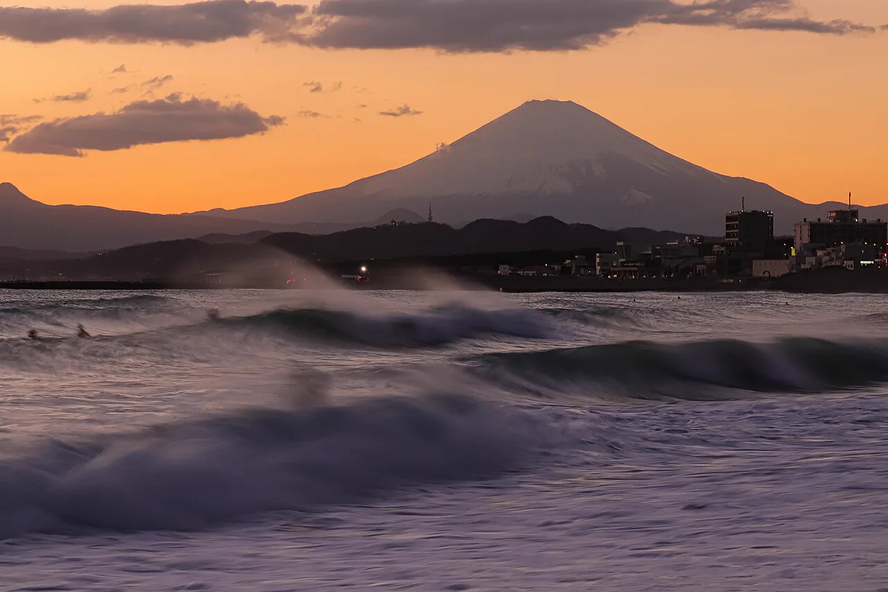 神奈川茅(ヶ)崎海岸黃昏與富士山景觀,對應館方富士見浴槽的地區景觀方向