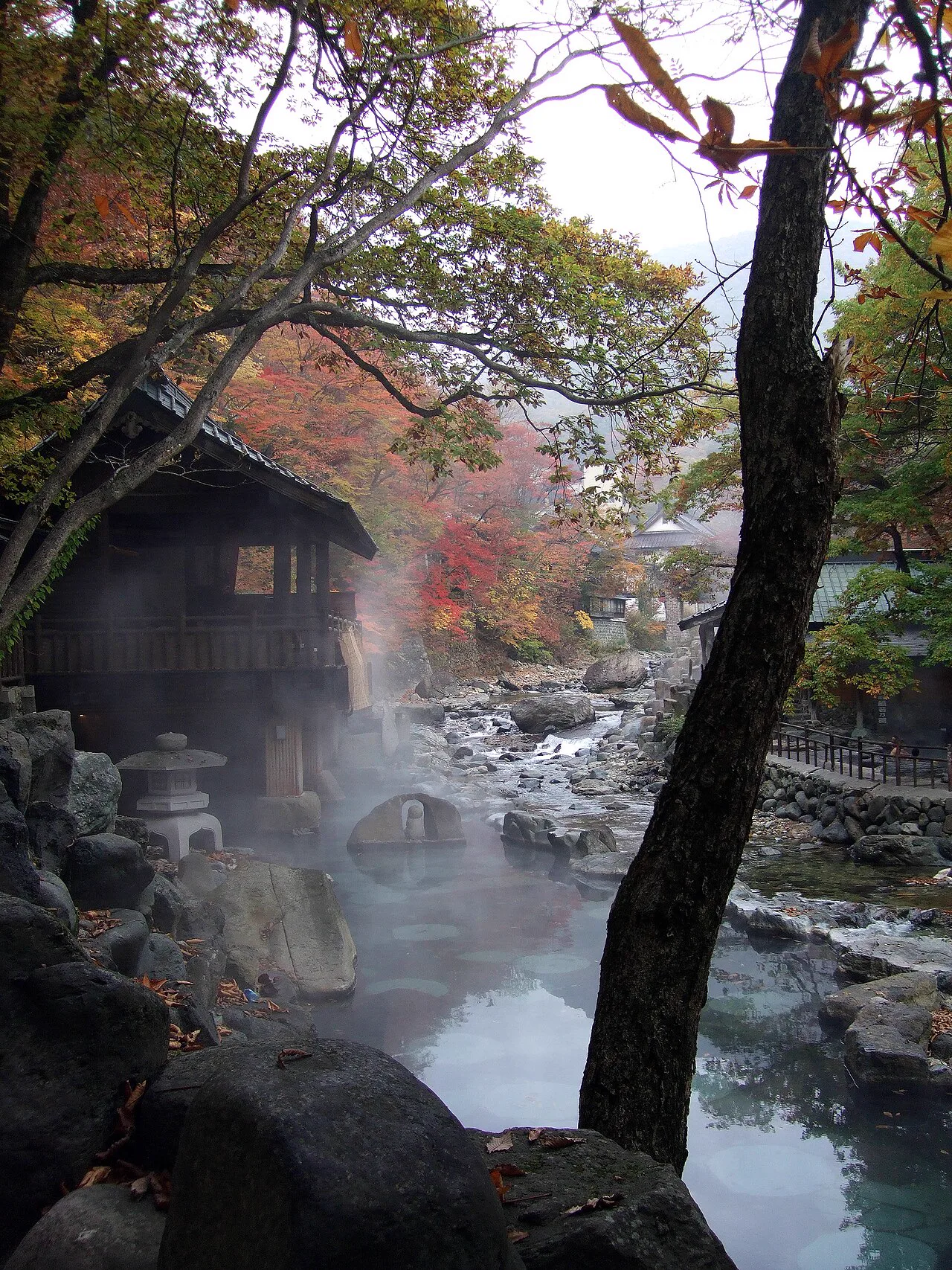 群馬・寶川溫泉的秋日露天浴場