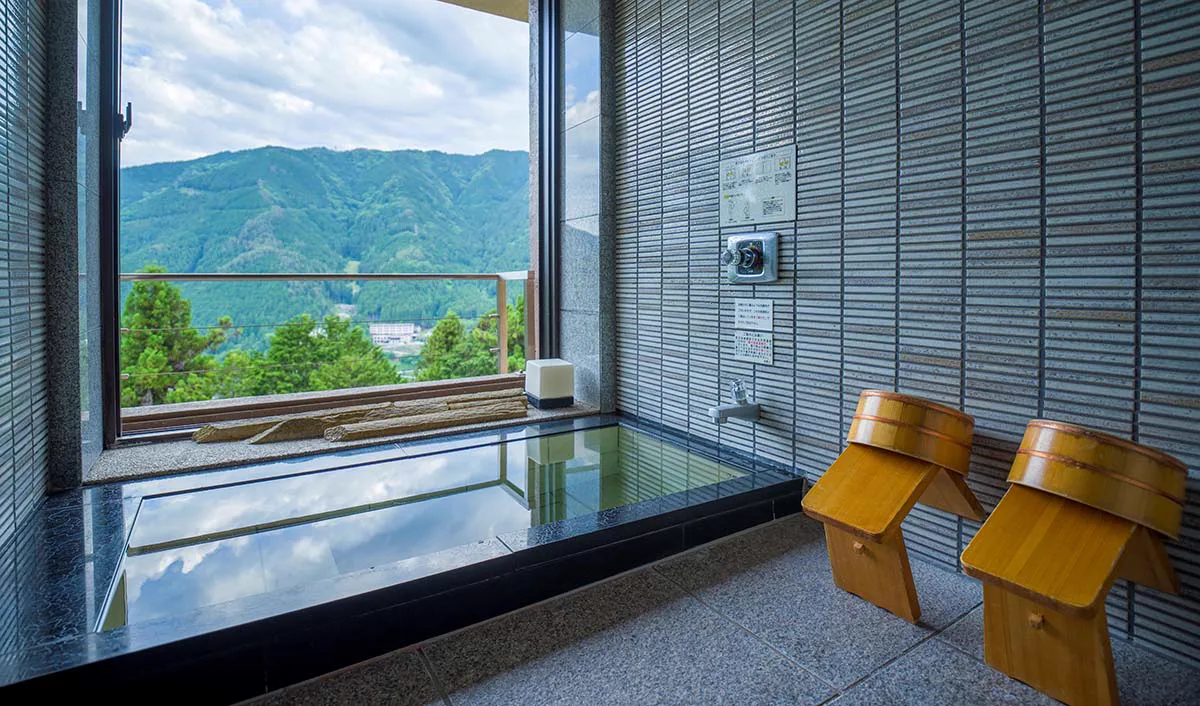 湯之島館景山荘客房展望浴池,房內可直接使用下呂泉源
