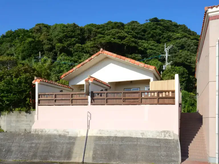 青島(サンクマール)獨立別館(離れ)私人包場露天浴池外觀,浴場位於酒店本館外