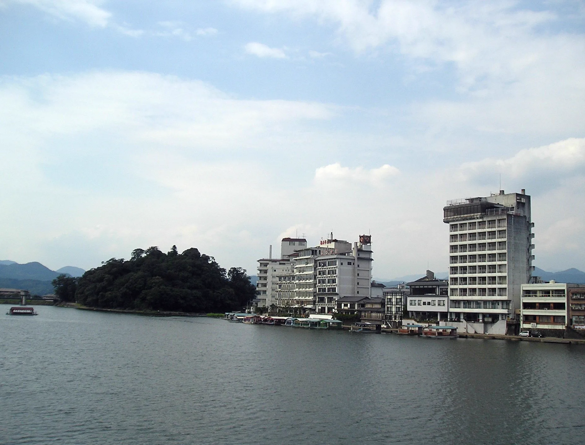 日田三隈川與日田溫泉區河岸景觀,作為日田家庭浴池行程的區域地理參考