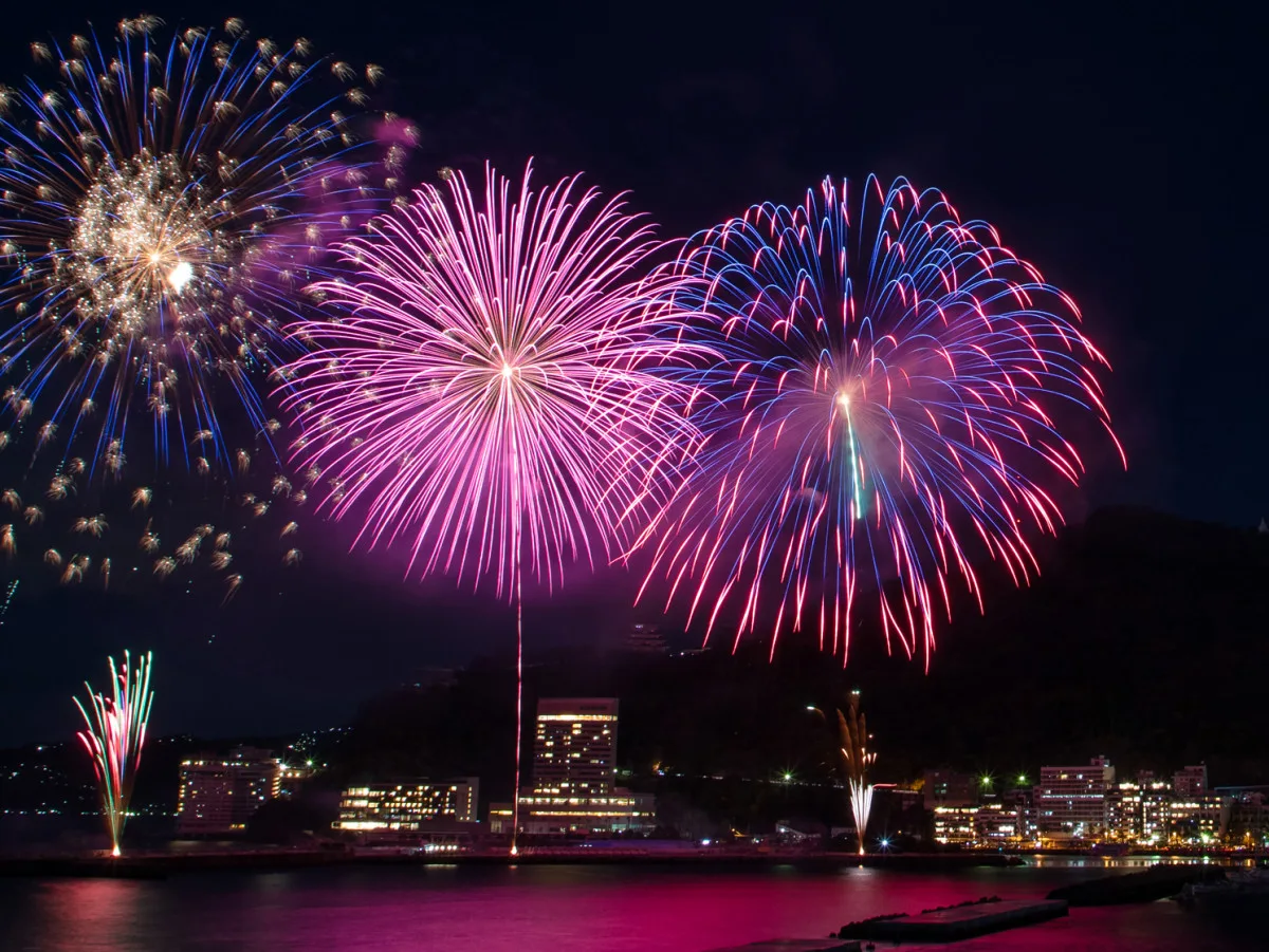熱海海上花火大會之樂（しみ）方！ | 特集 | 【官方】熱海市之観光（サイト） （あたみニュース）