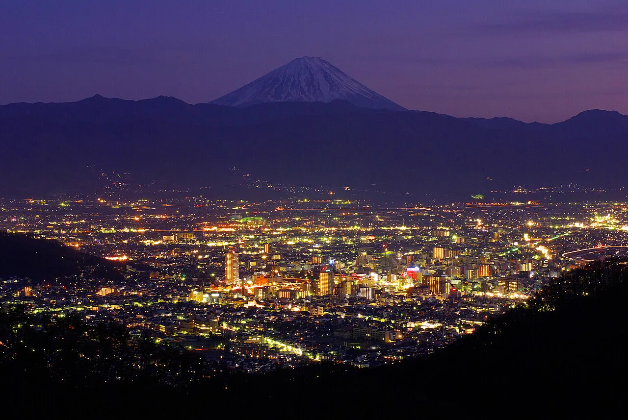甲府市與甲府盆地夜景,呼應酒店八田七樓展望(ワイン)浴池的盆地景觀方向
