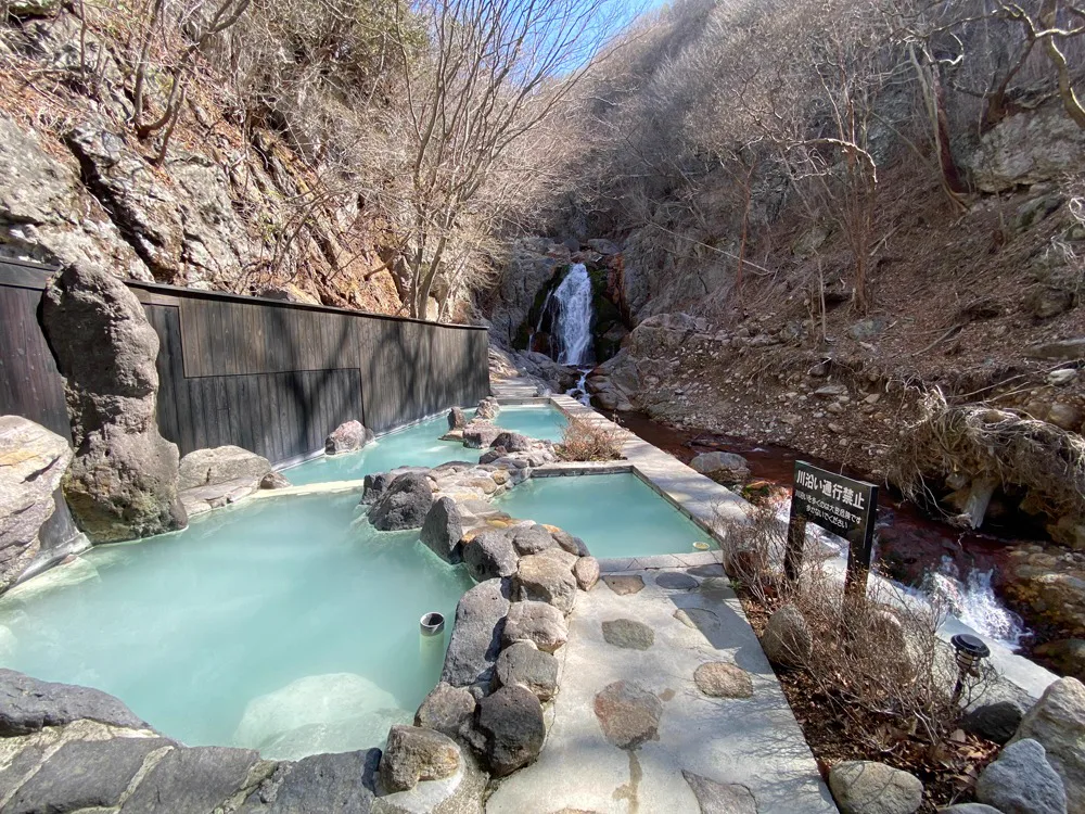 七里田溫泉下之湯(下ん湯)怎麼泡?37°C天然炭酸泉、共通券與交通攻略