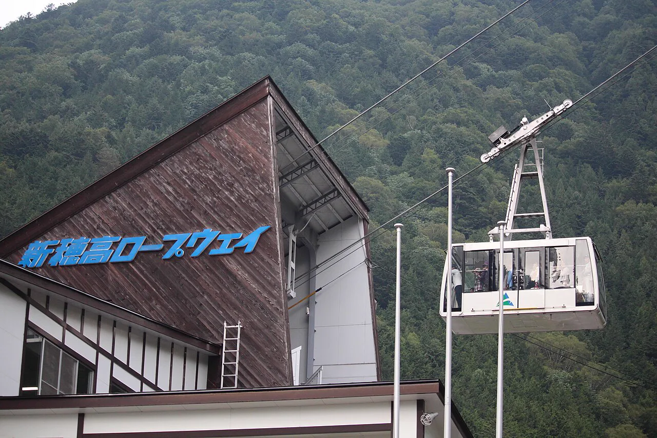 新穗高纜車的新穗高溫泉站建築,展示由高山巴士深入奧飛驒後的山岳交通終點