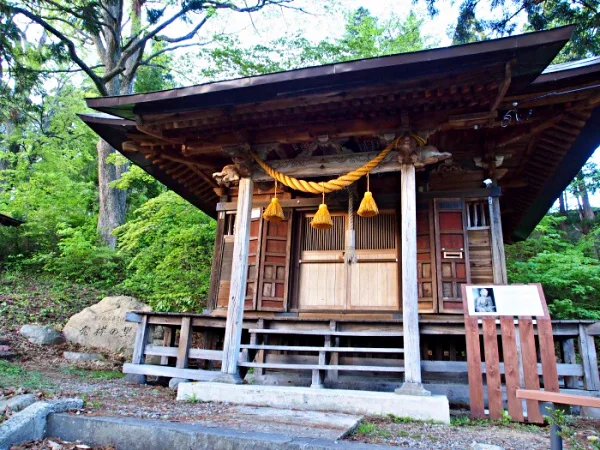 冬季積雪中的藏王溫泉下湯共同浴場,入口旁可見湯氣與足湯區
