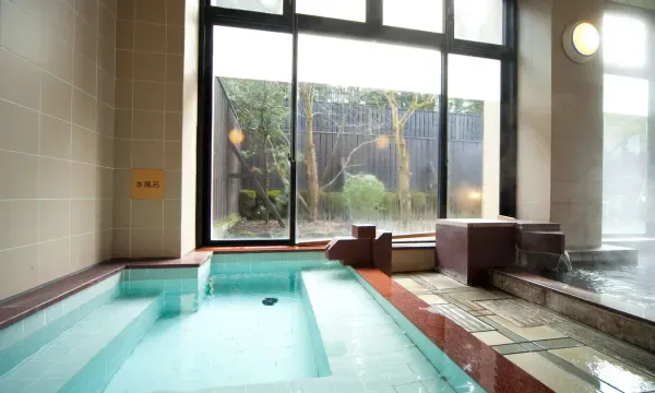 由布院親子溫泉旅館怎麼選|家族湯、兒童房型限制、樓梯與接送比較