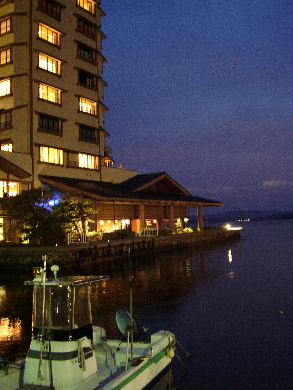 2006年震災前的和倉溫泉海邊旅館夜景,用來對照2026仍在進行護岸工程的海濱環境