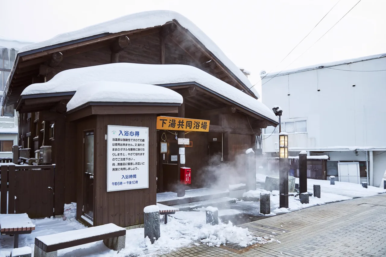 冬季下湯共同浴場在積雪中仍營業,晚上主要日歸館結束後共同浴場仍是重要選項
