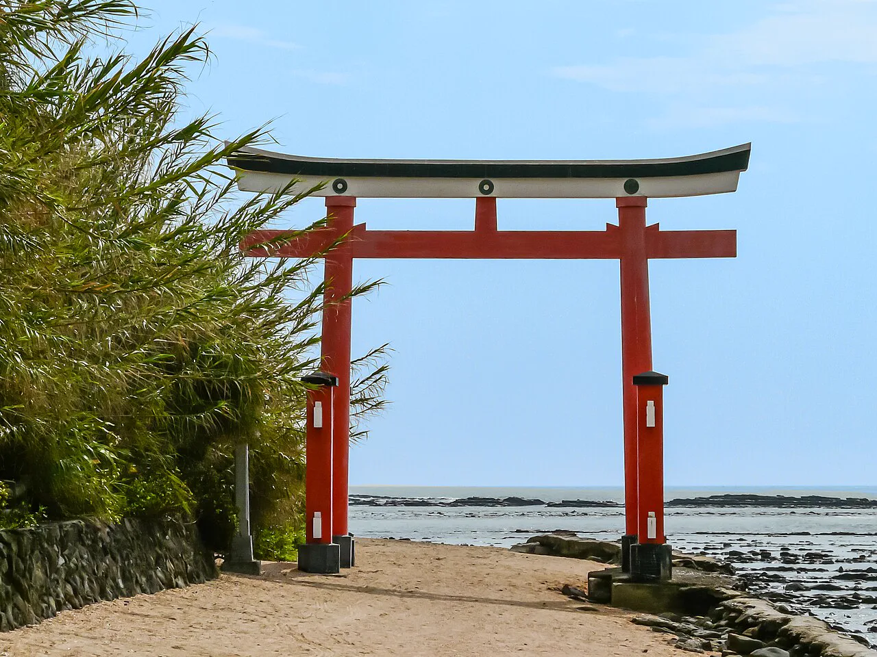宮崎青島海岸上的青島神社鳥居與參道,呈現神話之湯所在青島站生活圈的步行環境