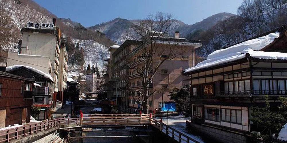 東山溫泉一泊二日怎麼排？會津若松市區、溪谷旅館與早晚泡湯
