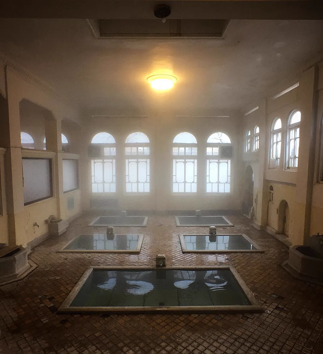冬季積雪中的四萬溫泉積善館本館與紅橋